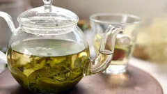 Je považován za zdravý, ale může „rozbušit“ srdce – celá pravda o zeleném čaji